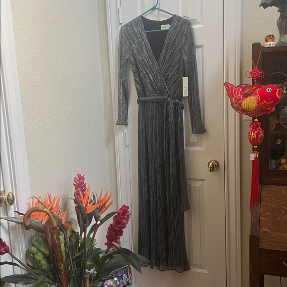 Eliza J NWT metallic jumpsuit size 8 - Picture 3 of 10